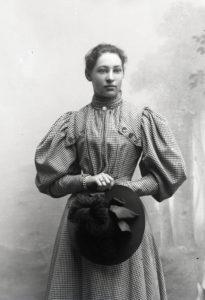 Neiti Maria Kopjeff (myöh. Maj Lind) elokuussa 1896 Kuopiossa.